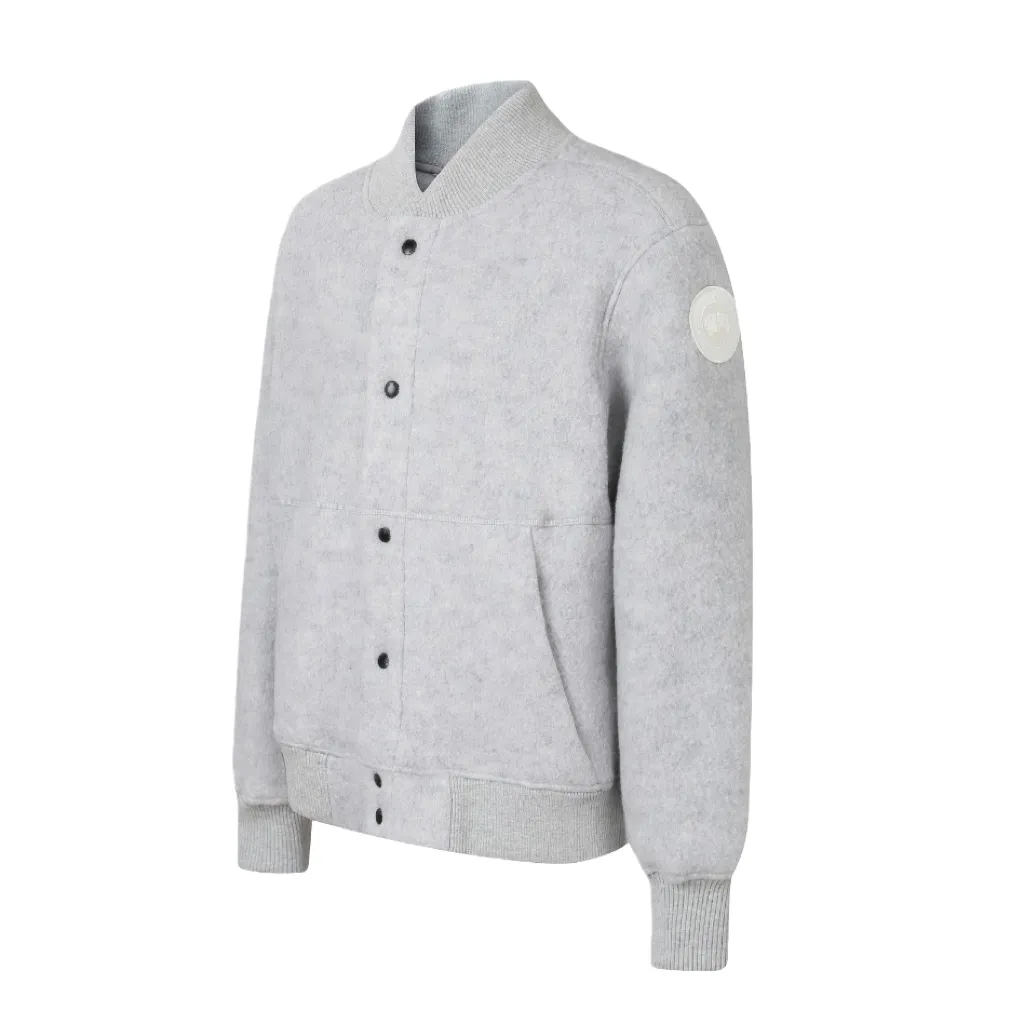P760 Canada Goose Goose Armband Badge Wool Baseball Jacket (Light Gray) The fabric is made of wool blended fabric. The main fabric of this jacket is light gray wool blended fabric to improve the fabric's wear resistance, wrinkle resistance and warmth. Wool provides good warmth and a natural feel, while blended fibers enhance the fabric's practicality and durability. Rib knit at collar, cuffs and hem for added stretch and fit. The cutting process needs to ensure that the texture and color of the fabric are evenly distributed, especially with this light gray tone, to avoid chromatic aberrations. The stretchability of wool-blend fabrics needs to be taken into consideration when cutting pieces to ensure dimensional stability of the finished garment. Use a sewing needle and thread suitable for wool-blend fabrics to avoid damage to the fabric during sewing. The sewing stitches are even and firm to prevent thread stripping. The temperature needs to be controlled during ironing to avoid high temperature damage to the fabric while keeping the fabric smooth and crisp. The front and back body parts, sleeves and other main parts are spliced ​​with flat seams to ensure a smooth pattern, and the splicing points are aligned with the fabric texture to keep the appearance neat. Details such as pockets and cuffs are designed with inset pockets to increase practicality and aesthetics. The splicing areas are reinforced to improve durability. The white circular armband on the left arm is an important part of the brand identity and is finely sewn to ensure it is strong and flat. Size:S-M-L-XL